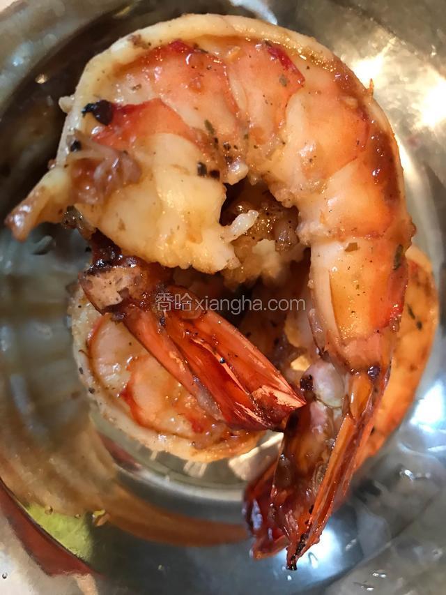 煎虾仁依次放入：油，虾仁，料酒，生抽，蚝油，糖少许.