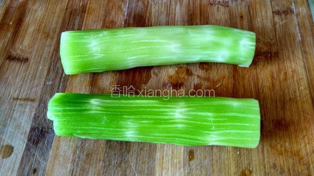 青笋去皮，洗净备用