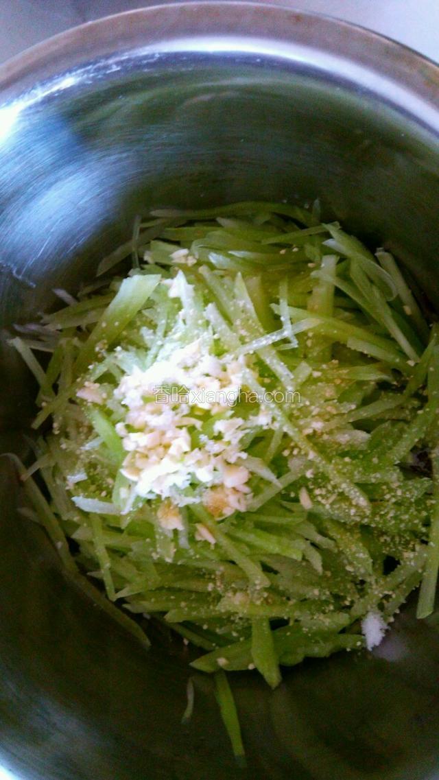 加入两小勺鸡精