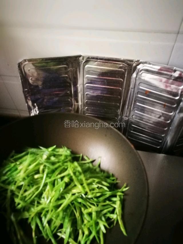 随后加入豆角丝，大火爆炒，我没有放到水里焯水，因为豆角里的水溶性维生素在切口比较多的时候容易流失，降低营养价值