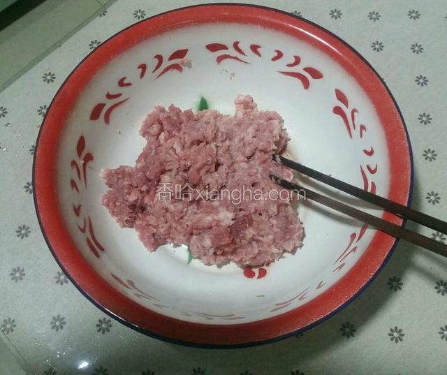 二八肥的猪肉用家用绞肉机绞成肉糜。