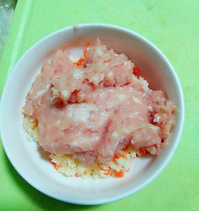 将猪肉末放入土豆胡萝卜的碗中。