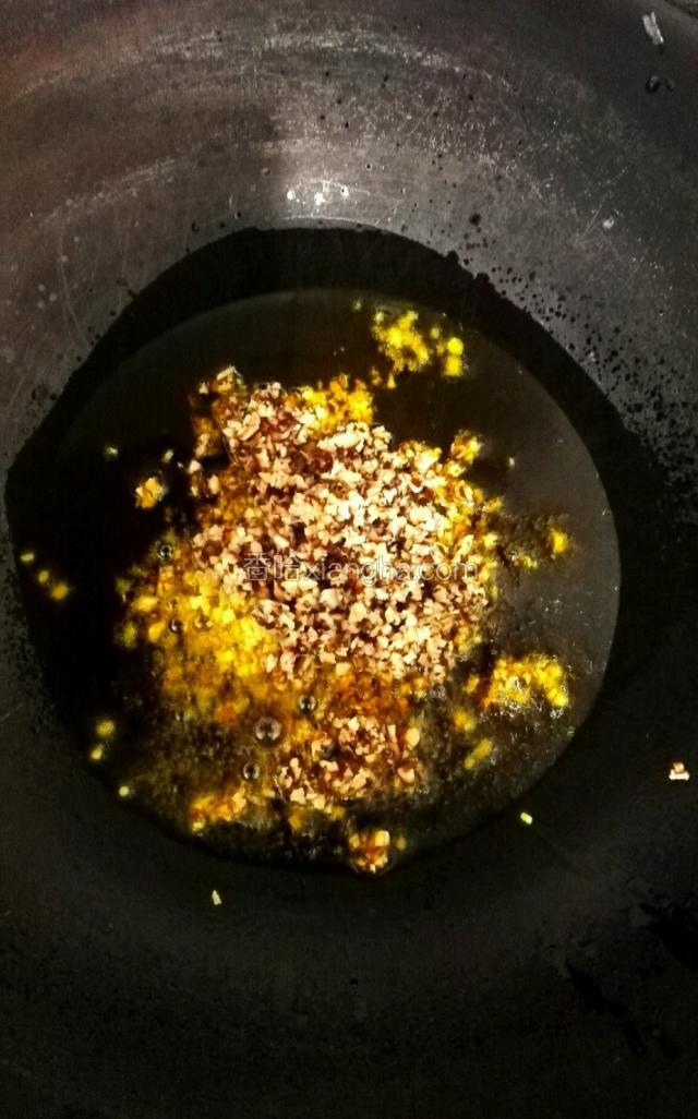热锅起油放入生姜和香菇沫煸炒