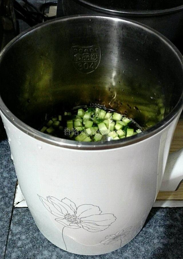 把黄瓜和黄豆倒入豆浆机中加入水