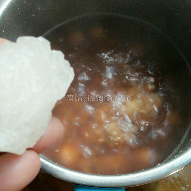 加入冰糖搅动，小火继续煎煮