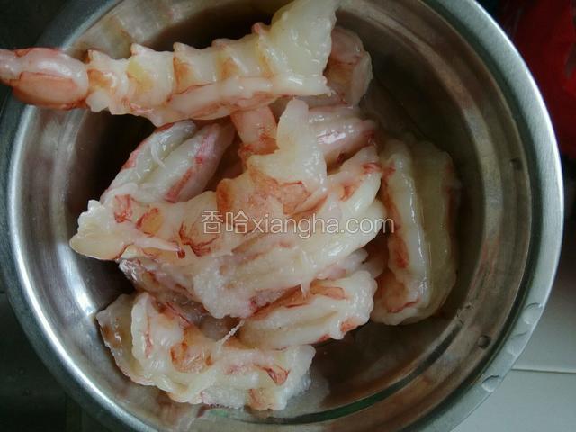 大虾肉扒好后，用少许盐煨制，切碎。