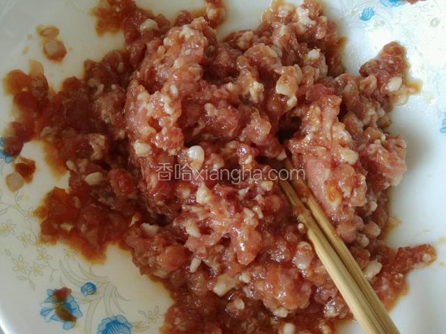 猪肉馅内加入，生抽，盐，鸡精，糖，香油，姜末，顺着一个方向，加花椒水搅拌。