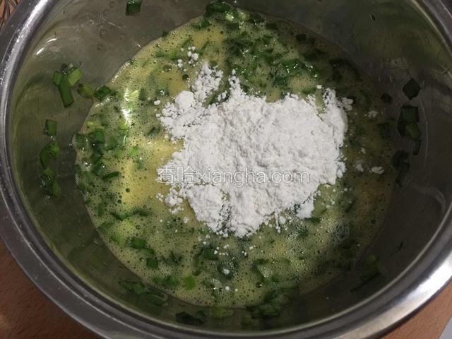 加入适量的面粉搅拌至顺滑无颗粒状。