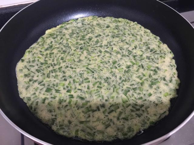 倒入面糊摊均匀，中小火煎。