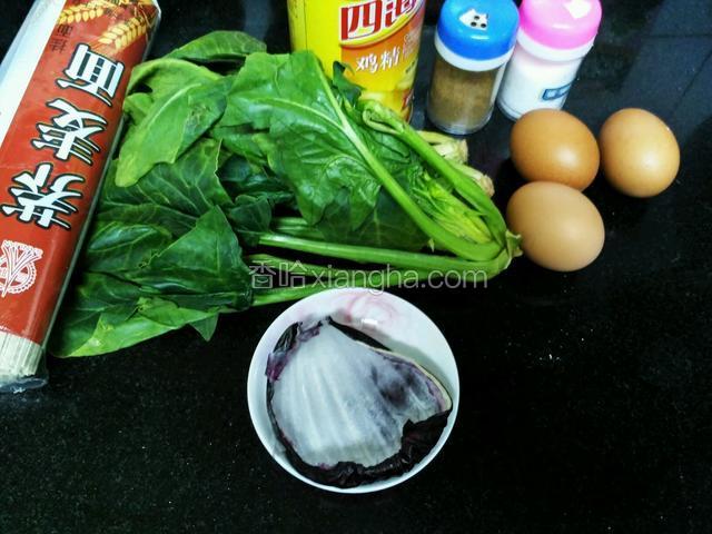 准备材料。
菠菜洗净分叶，葱切块。
