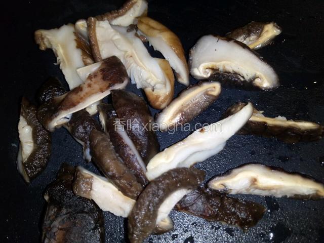 香菇去蒂切成条状。
