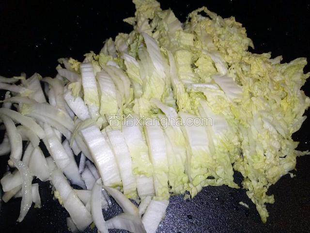 娃娃菜切丝。
