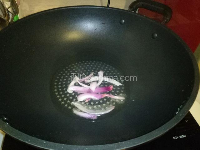 把锅烧热，倒进适量的油，放进一半洋葱爆炒。