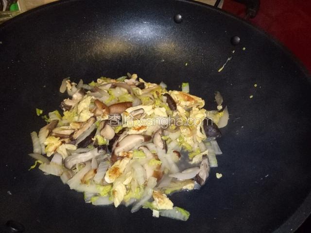 两侧食材混合一起，加少许开水与蚝油拌匀煮半分钟。