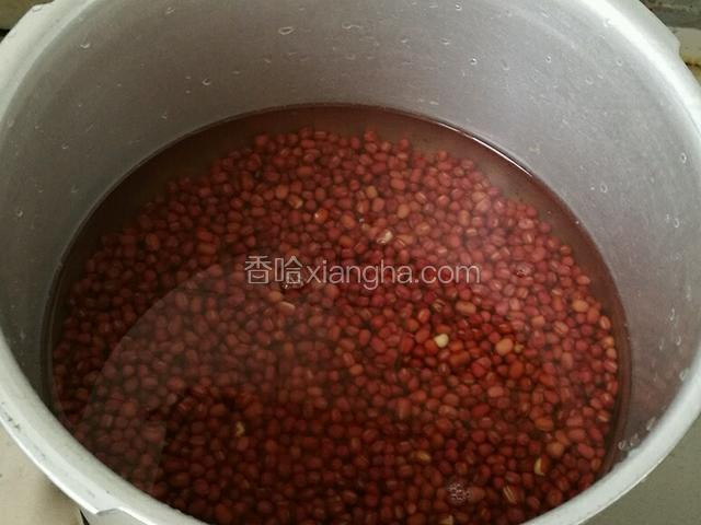 浸泡好的红豆放高压锅，加水，水和红豆比例2-3:1即可。高压锅上汽后煮10-15分钟。