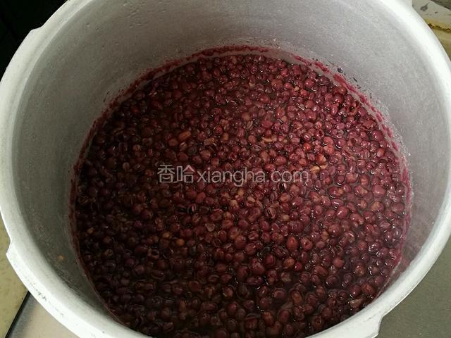 高压锅自然消气后，打开锅盖，红豆已经变得酥烂。