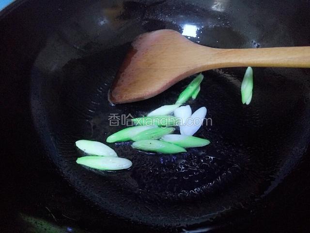开火，炒锅烧热倒油，放入蒜苗炒香。