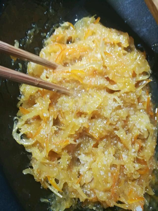完全冷却后加入适量蜂蜜拌匀。