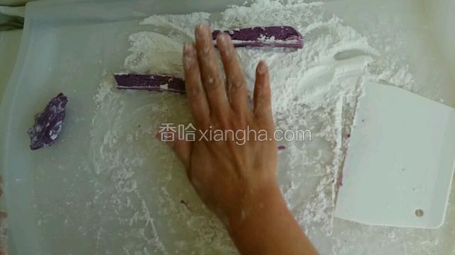 像搓饺子剂子一样搓成一长条