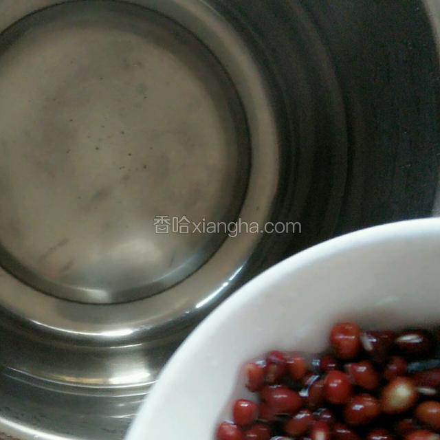 泡好的红豆沥干水放入锅中，加清水，大火煮开煮十分钟
