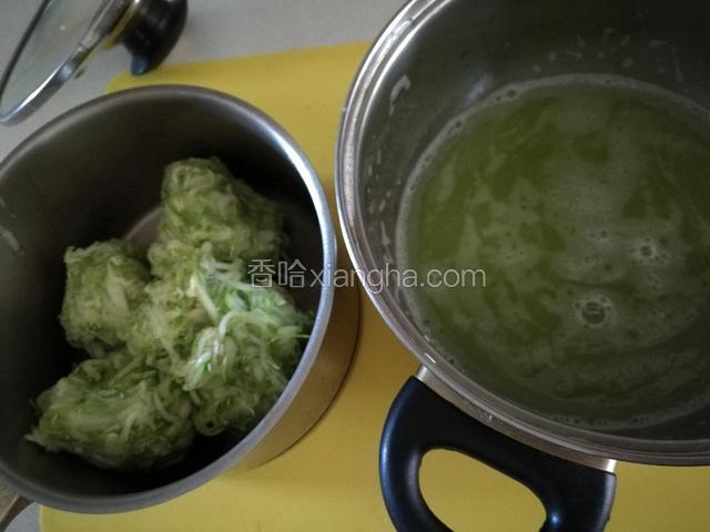 用盐把西湖丝杀一下水分。
