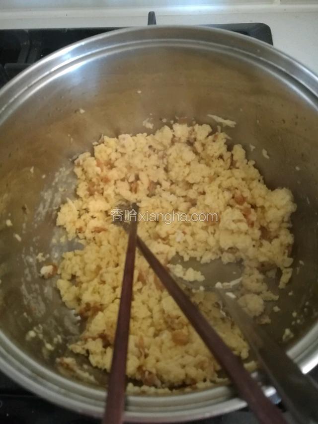 倒入蛋液炒碎。