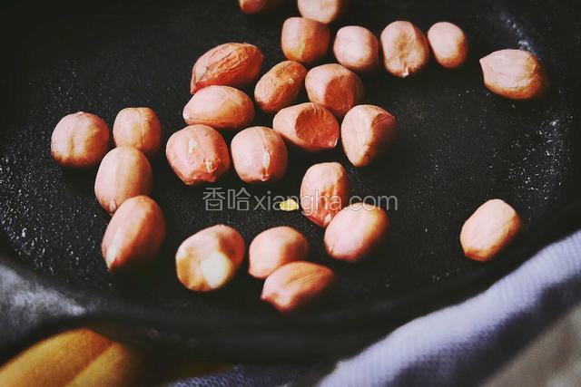 将花生米放入锅中开小火加热，用筷子翻拌炒熟(听到噼里啪啦的声音就差不多了)