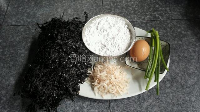 ，紫菜和虾皮和鸡蛋和淀粉和葱花准备好