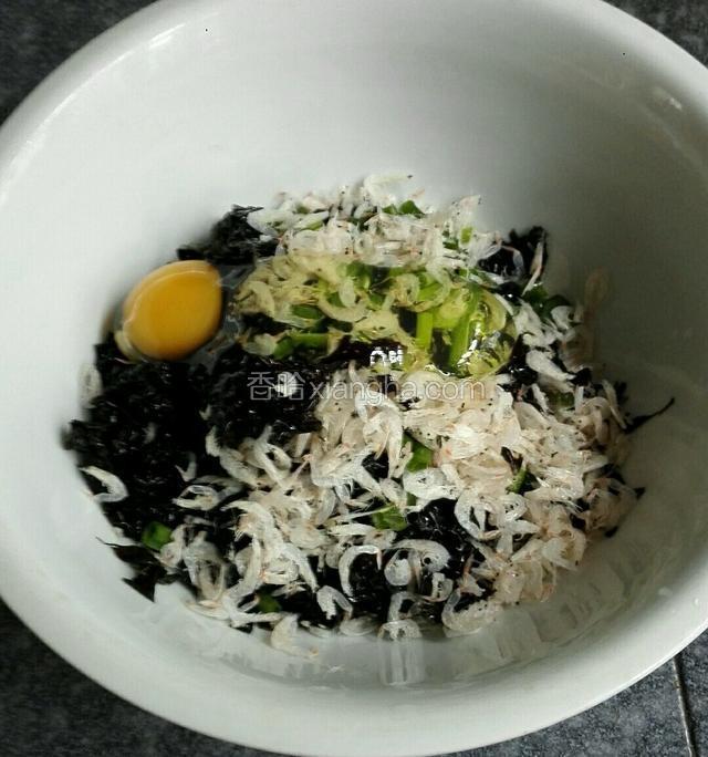 准备一个大碗，把紫菜虾皮鸡蛋葱花倒入碗中