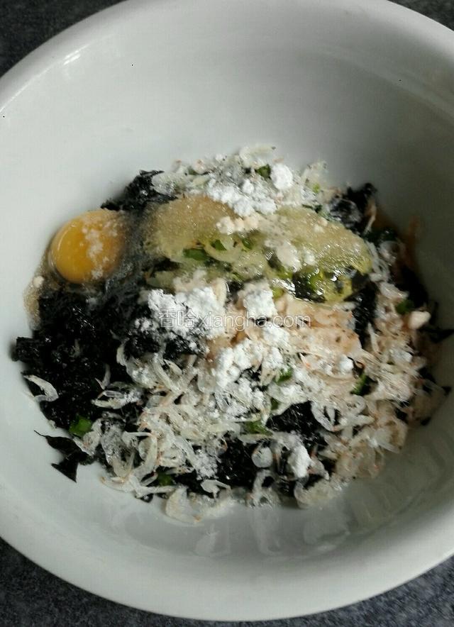 接着加入味精白糖少许料酒