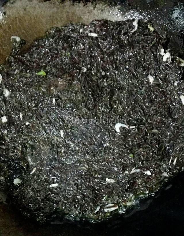 把锅烍旺后，倒入油和紫菜