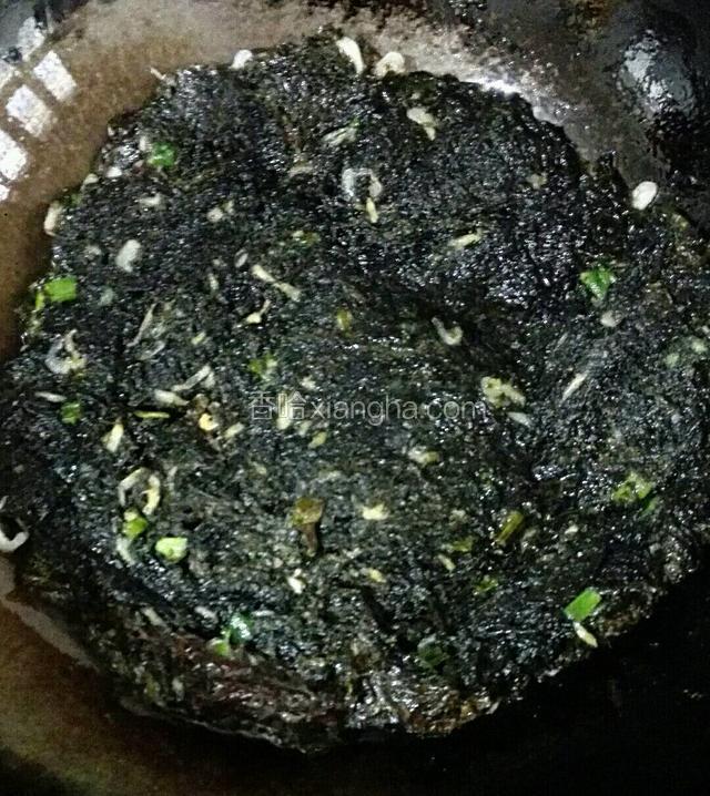 煎定型后，翻边煎