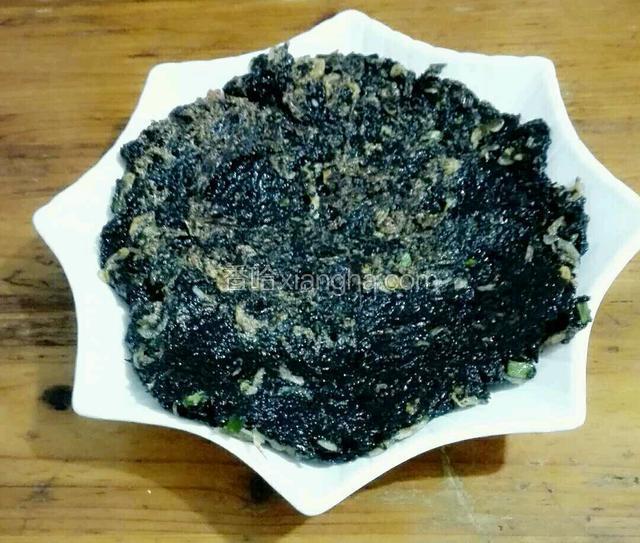 美味的紫菜虾皮饼出锅了！