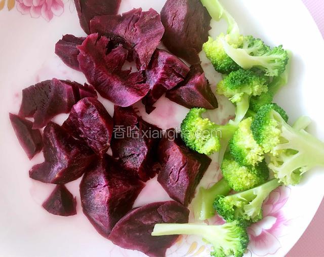 紫薯上锅蒸10分钟，焖3分钟左右即可。