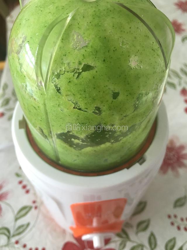 后西兰花放辅食机里加水打成泥。