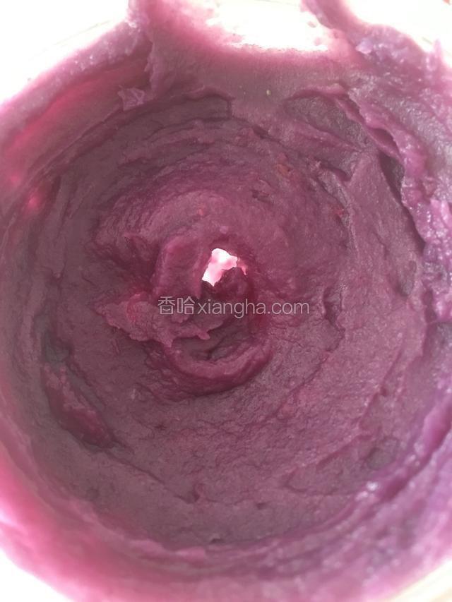 同紫薯放辅食机加水打成泥。