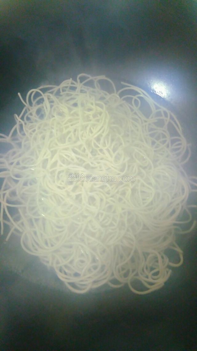 锅里倒入清水烧开，将小面放入焯水二十秒捞出。