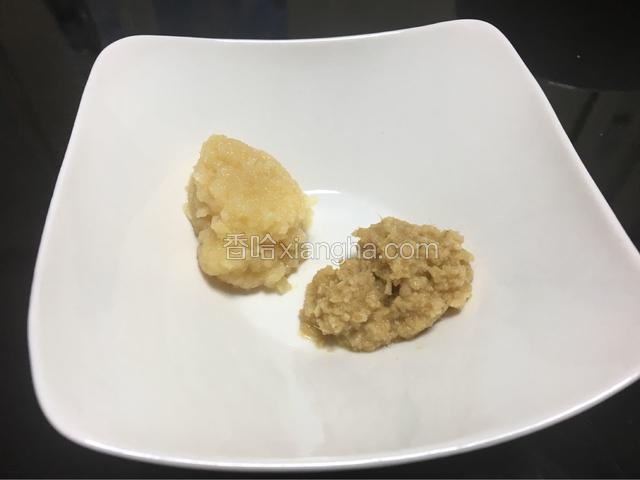 将蒜打成蓉，姜切碎后备用。