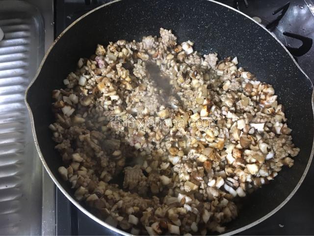 待肉馅炒制变色后，加入切好的香菇继续翻炒。