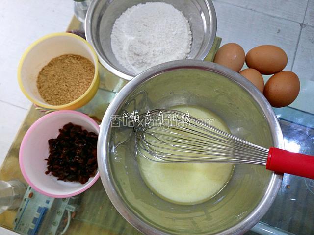 先处理桂圆干：干桂圆剥壳后把桂圆肉取出，然后去核，并把桂圆干的果肉用剪刀剪碎或用刀切碎，备用。
红糖如果有大块先碾碎，低粉称重并过筛一遍，牛奶和玉米油称重并都加入到一个深容器里。