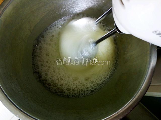 蛋清中滴入几滴柠檬汁，用电动打蛋器开始打发。
这个时候就可以预热烤箱了，上下火150度。
