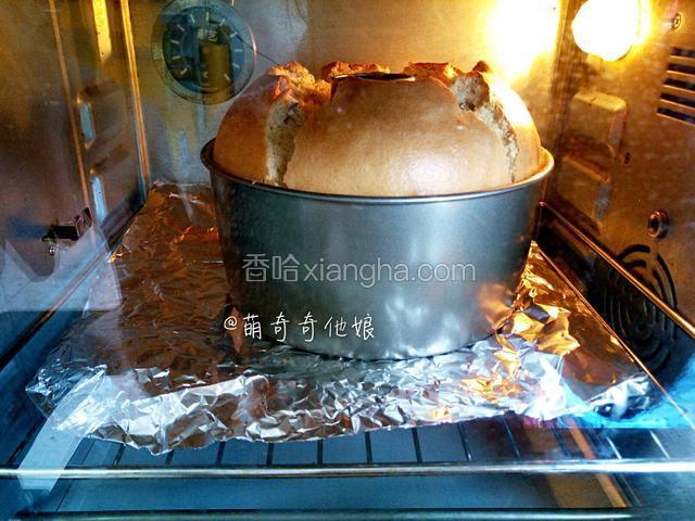 送入预热好的烤箱中下层，上下火150度50分钟。
如果是放下层，则可以在烤网上铺张锡纸。