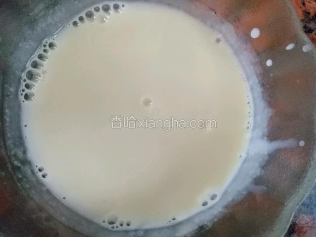 吉利丁片冷水泡软，放入30克牛奶里，隔水加热至吉利丁片完全融化