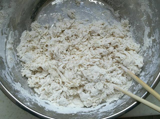 面粉放入盆中，边倒酵母水，边用筷子搅拌，使面粉完全成为絮状