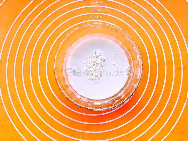 发酵粉用少量温水化开