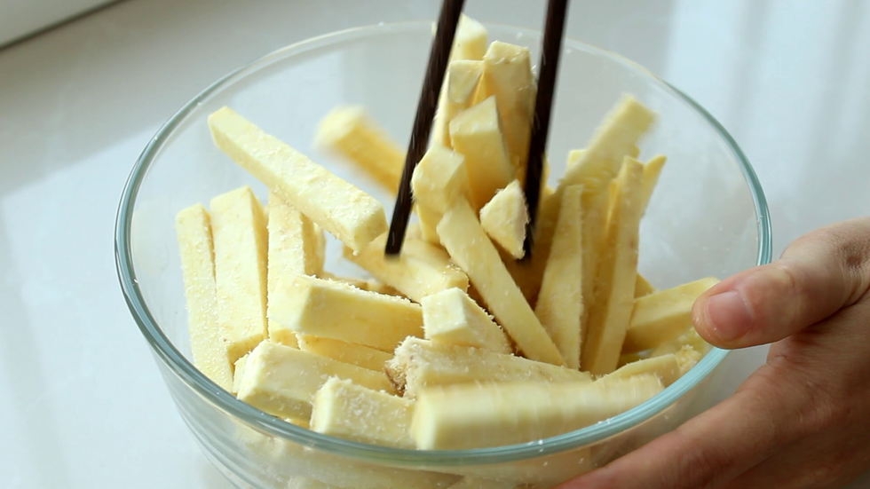 翻拌均匀使之裹上椰蓉