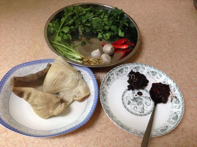 准备好如图示主要食材。（猪肚的清洗和煮熟方法在前一篇《青笋烧肚条》上有详细介绍，这里就省略了。