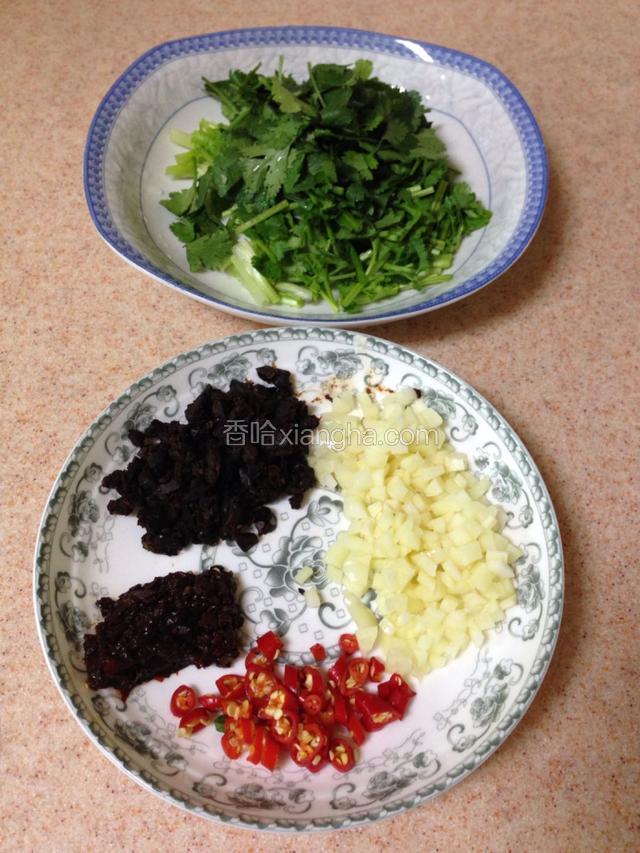 香菜洗净切5厘米左右的段，老豆瓣和豆鼓在菜板上稍微剁细，小米辣和蒜切细粒。