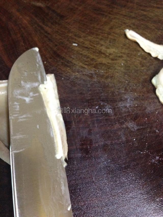 猪肚如图示斜切成薄片。