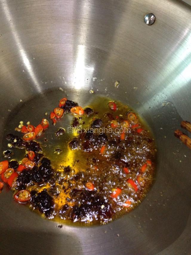 关小火，放入剁好的老豆瓣，炒出红油和香味。